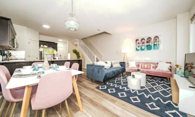 Northwest Edmonton Casa | ☆Mediterranean Retreat☆King Bed★Fireplace★Garage