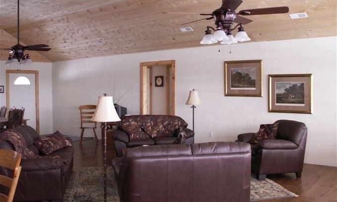 Golden Casa | Retiro de Meek @ Tranquilidad Heights