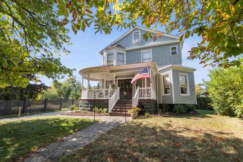 Hough Casa | Meerkat Manor- 5 Min Drive to CLE Clinic
