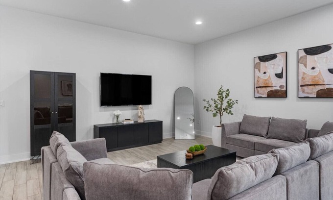 University Hills and Windsor Park Casa | Mega Sized Luxury - Up to 24 Ppl - Downtown Access