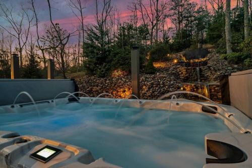 Rocky Grove Casa | Mega Spa, Fire Pit, Views, sleep 18, Arcade, Karaoke, Gaming System