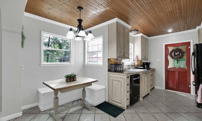 Conroe Casa | Mega space 5 bdrm/coffee/wifi/parking/smart TVs in bedroom
