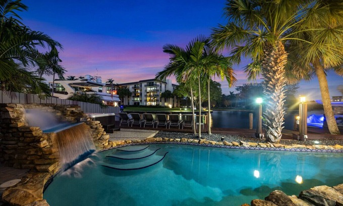 Riverside Park Apartamento | Mega-Yacht Showcase Villa with Pool Table/Marble
