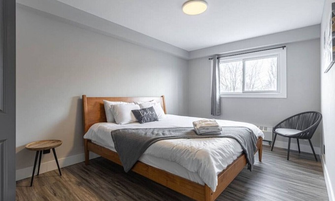 Kitchener Apartamento | Meinzinger 11 · 3BD Apt w/King - Close to Highways-w/Free Parking