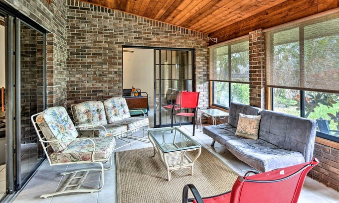 Tropic Casa | Melbourne Family Getaway - 7 Mi to Canova Beach!