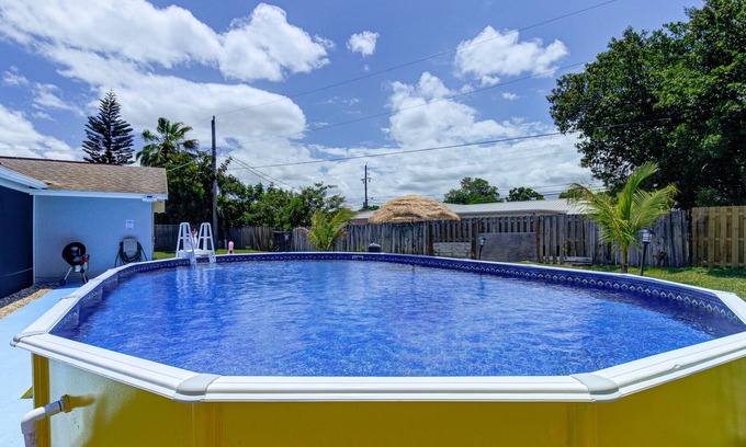 Melbourne Casa | Melbourne home w/King beds, HEATED Pool, 10 mins to the beach and near USSSA!