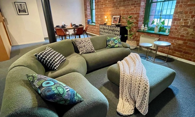 Southbank Apartamento | Melbourne Riverside Retreat with Pool. Central Location. Family-Friendly.