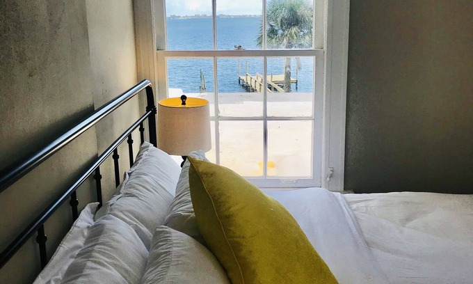 Sunny Point Apartamento | Melbourne Waterfront - 2 Bed 2 Bath - Entire Apartment