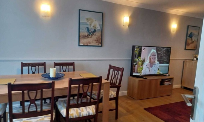 Dunstable Casa | Melo House-Grove-4 Bedroom (Luton)