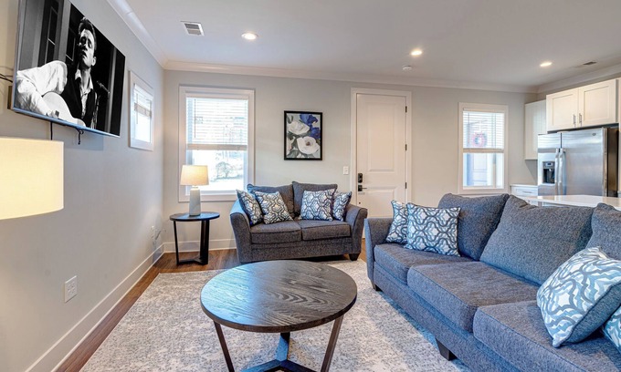Historic Waverly Casa | Melrose Mix - Rooftop Deck - 5 Mins to Broadway
