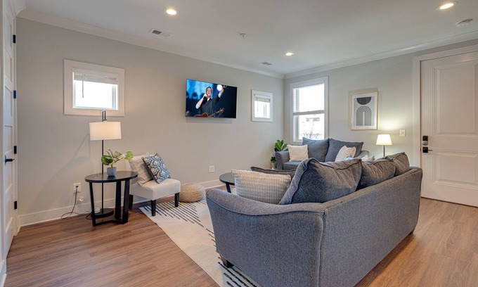 Melrose Casa | Melrose Muse - 2 Condos - Mins to Broadway
