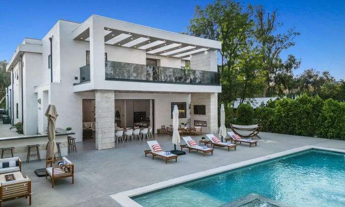 Tarzana Casa | Melvin - Modern Contemporary Estate w/ Backyard + Pool & Spa