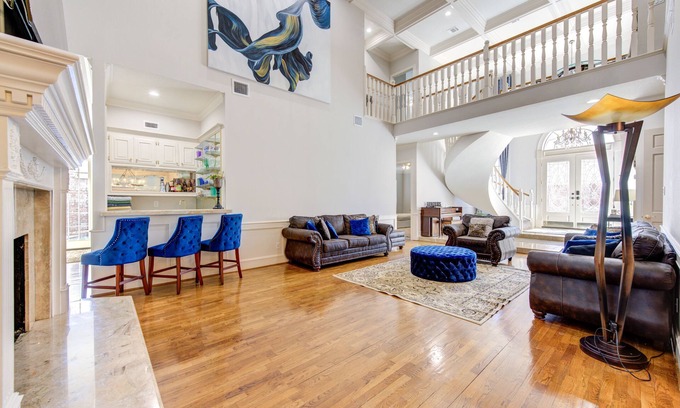 Houston Casa | Memorial Med Ctr/Galleria/Rice: Spacious 5 Bdrm Pool Theatre