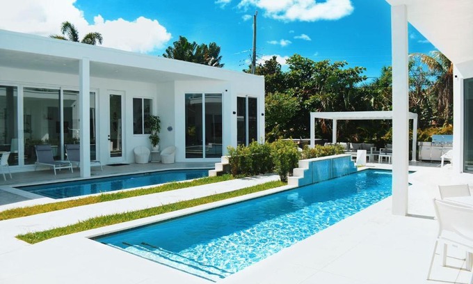 South Middle River Casa | Men only clothing option guesthouse near Wilton Manors