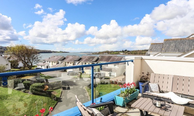 Y Felinheli Casa | MENAI VIEW, family friendly, country holiday cottage in Y Felinheli