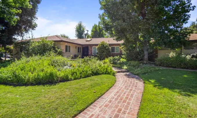 Merced Casa | "Merced Manor: Luxurious 6BR Home for Ultimate Comfort and Convenience"