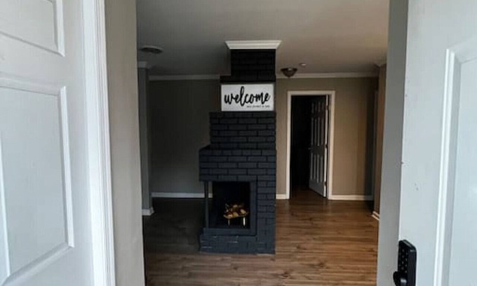 Newark Apartamento | Mercer Drive · Modern 3-bedroom ranch house.