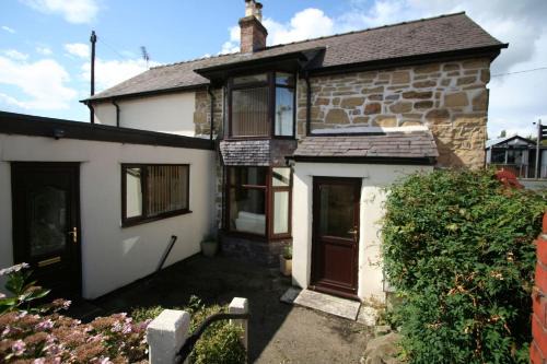 Rhosllanerchrugog Casa | Merlin House