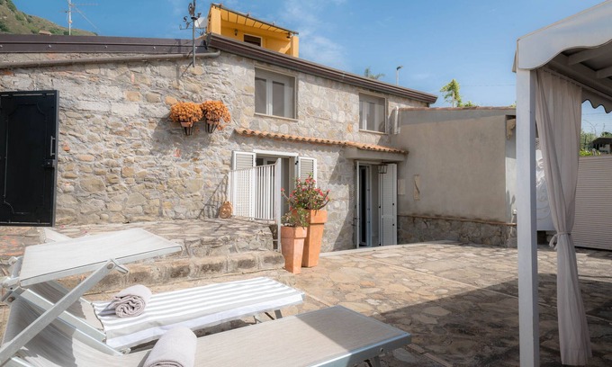 Letojanni Villa | Magnífica villa con vistas al mar a pocos metros de la playa con jardín.