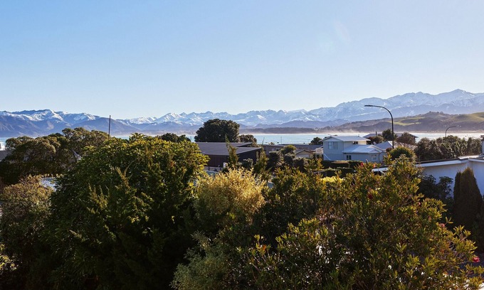 South Bay Casa | MERMAID'S REST - KAIKOURA HOLIDAY HOME, pet friendly in Kaikoura