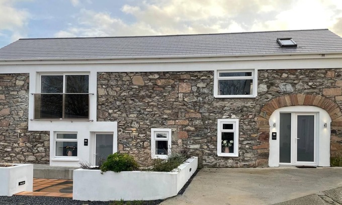 Newtownards Casa | Merok Mill House, Luxury accommodation for 4 persons. 2 x king or 1 King + 2 sng