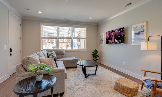 Melrose Casa | Merry Melrose -Mins to Broadway- Sleeps 6