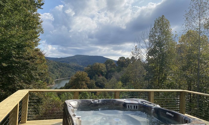 Byrdstown Casa | MerryN' Monroe Lake House with View of Dale Hollow Lake minutes to Sunset Marina