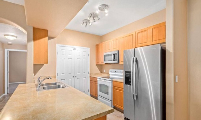 Parkwood Ranch Condominio | Mesa 3 Bedroom Condo with Balcony and Pool Access