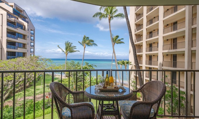 Kahana Condominio | Mesmerizing sunset views from your private lanai