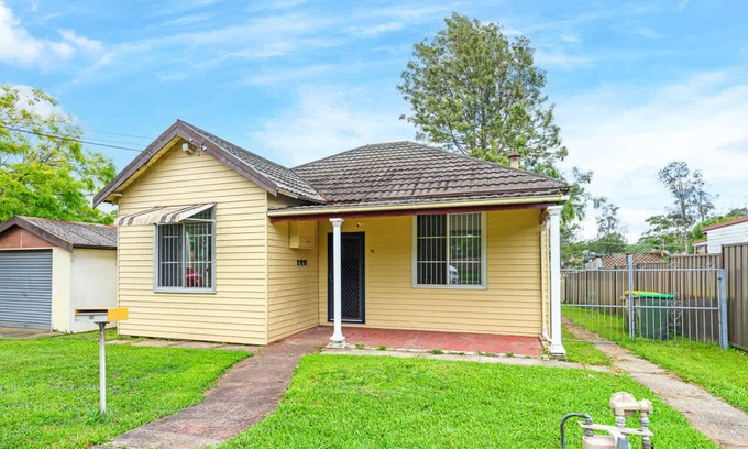 Parramatta Condominio | Metawise Cozy & Modern Bedroom in Shared Living Space with Free Parking