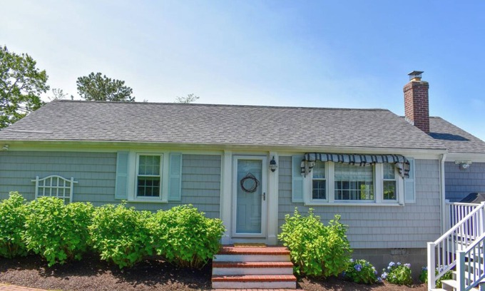 Dennis Port Casa | Meticulous 2 bedroom home walk to beach!