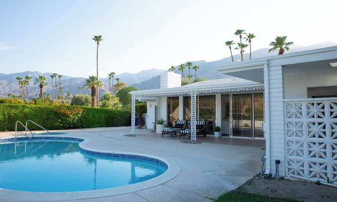Indian Canyon Casa | Meticulously styled Palm Springs midcentury gem nestled in Indian Canyons.