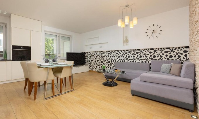 Praga Polnoc Apartamento | Metro Targówek Spacious Apartment with Parking by Noclegi Renters