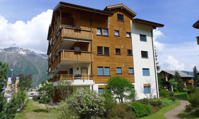 Graechen Apartamento | Metropol B by Interhome