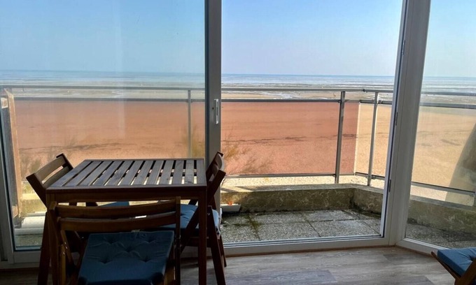 Bernieres-sur-Mer Apartamento | Mettons les voiles - Sea view apartment with loggia