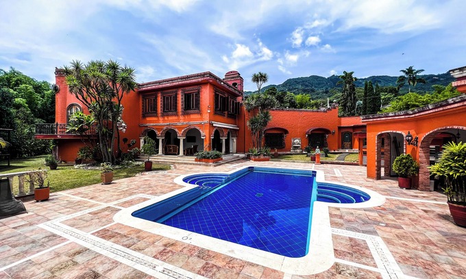 El Poblado Villa | Mexican Hacienda Villa Luz