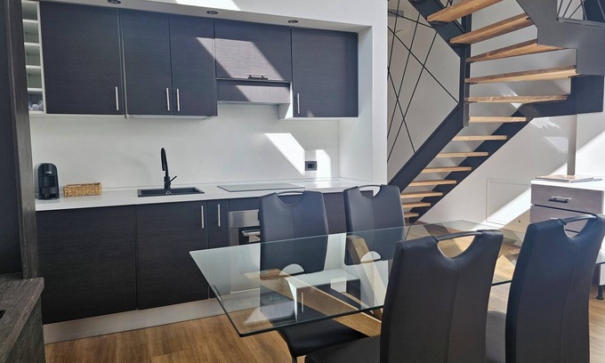 Mezzago Apartamento | MEZZAGO ROYAL SUITES: BROWN - DELUX APARTMENT WITH PRIVATE TERRACE
