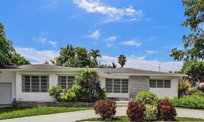Surfside Casa | Miami Beach - Spacious 3 bed, 2 bath home, 3 blocks from the beach