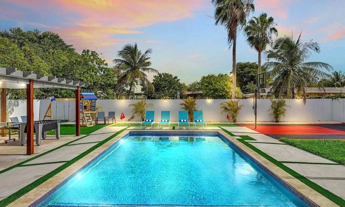 Cutler Bay Casa | Miami Resort Villa / Luxury Home / Heated Pool / Hot Tub / Mini Golf