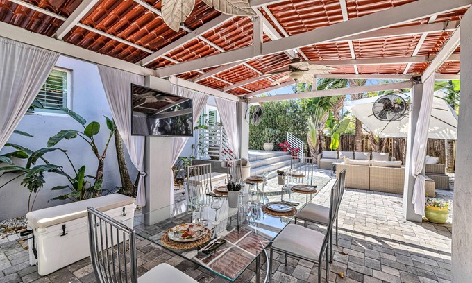 Coral Way Casa | Miami Sombra: Prime Location-Parkfront- Den-Gazebo