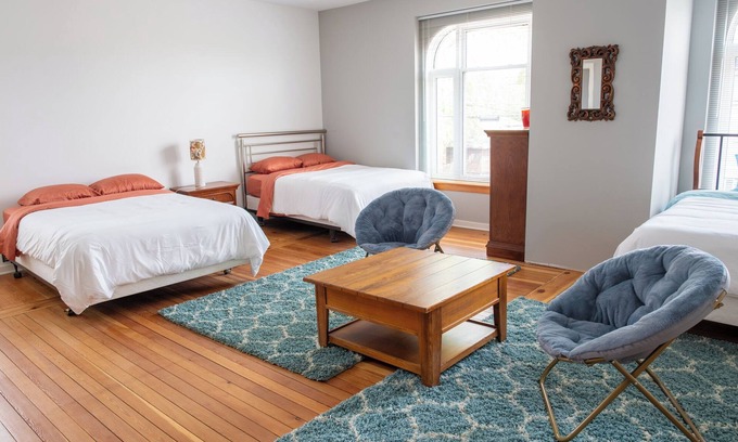 Downtown Kenosha Apartamento | ~Mica Inn~ Downtown Spacious Retreat Above a Vintage/Coffee Shop.dog friendly!