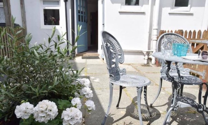 Eastbourne Seafront Cabaña | Michalmas Cottage - 200yr Old Fishermen’s Cottage