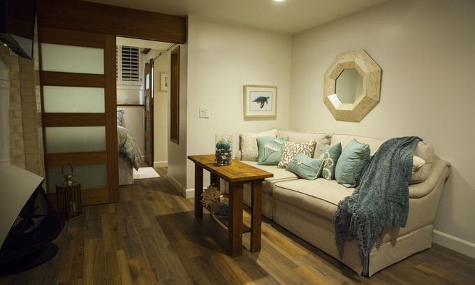 Lantern District Apartamento | The Microlux - WIFi, Streaming TV, BBQ, A / C, W / D, FP, Parking- Mins to Beach!