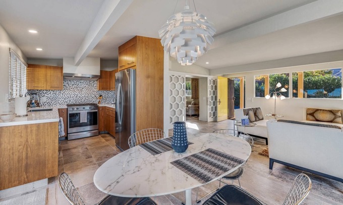 Palm Desert Condominio | Mid-Century Beauty! Community Pool! Hiking! Mountain Views! Walk to El Paseo!