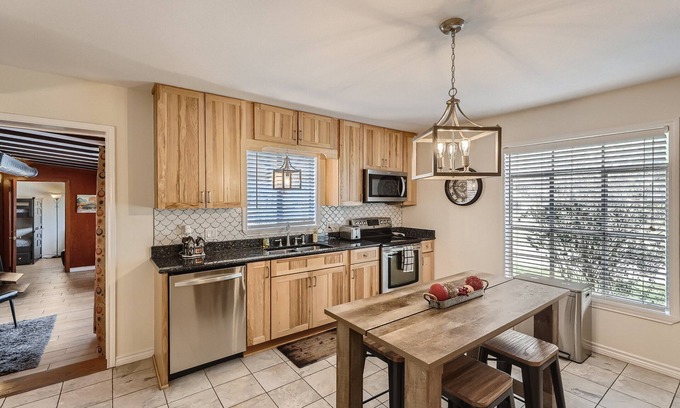 West San Antonio Casa | Mid Century Beauty by Medical Center