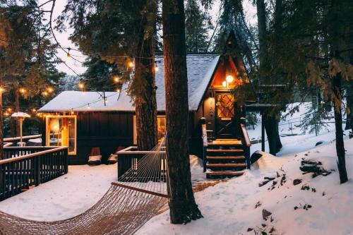 Running Springs Chalet De Esquí | Mid-Century Cabin Perfect for Romantic Getaway
