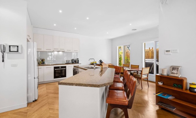 Queenscliff Casa | Mid-Century Charm Meets Coastal Convenience—Your Perfect Getaway Awaits!