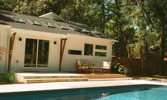 Belville Casa | Mid-Century Coastal Escape- Heated Saltwater Pool - 9min to Wilmington Riverwalk