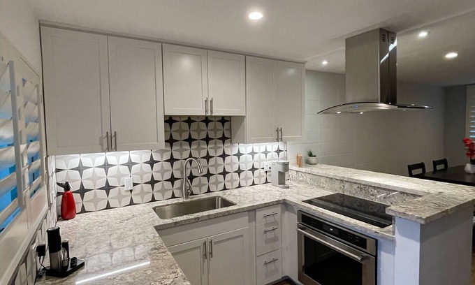 Magnesia Falls Cove Condominio | Mid century condo in Magnesia Falls Cove