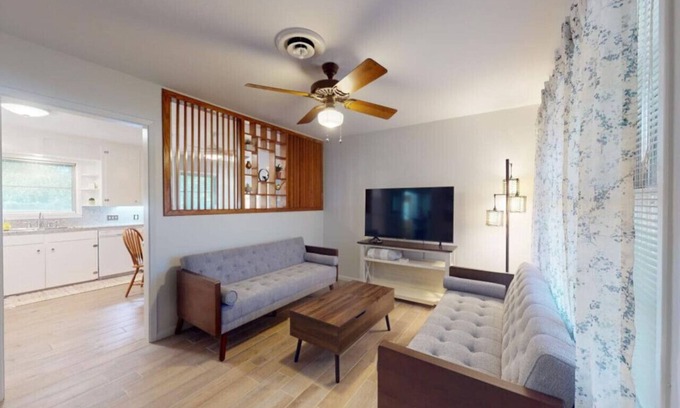 Navasota Casa | Mid-Century Home-Clean-Remodeled